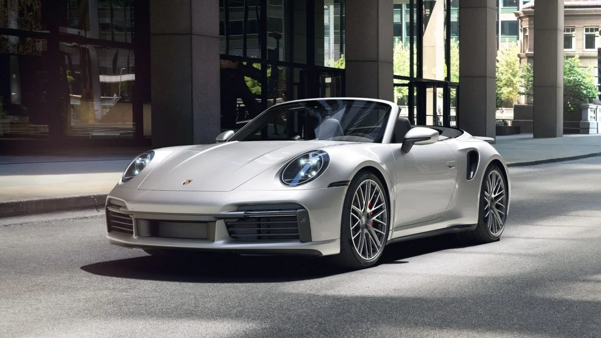 Porsche 911 Turbo Cabriolet em ambiente urbano.