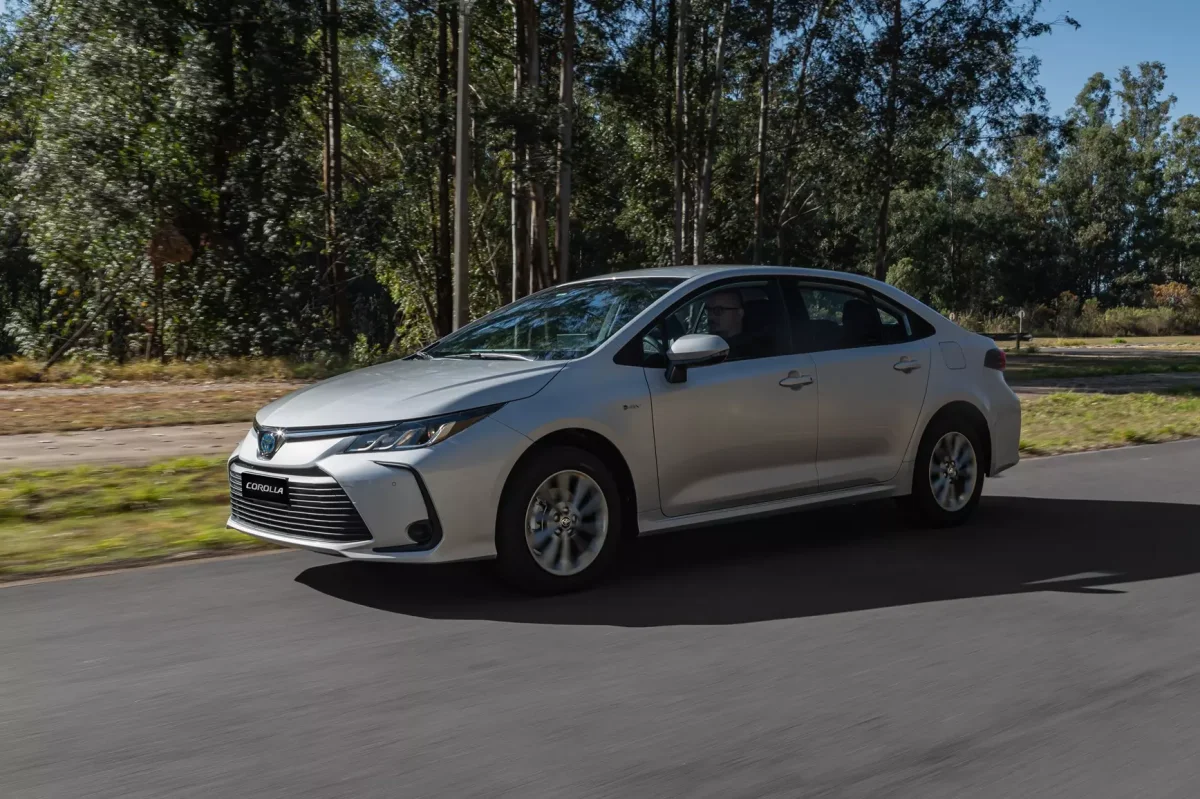 Toyota Corolla GLi Hybrid em alta velocidade.