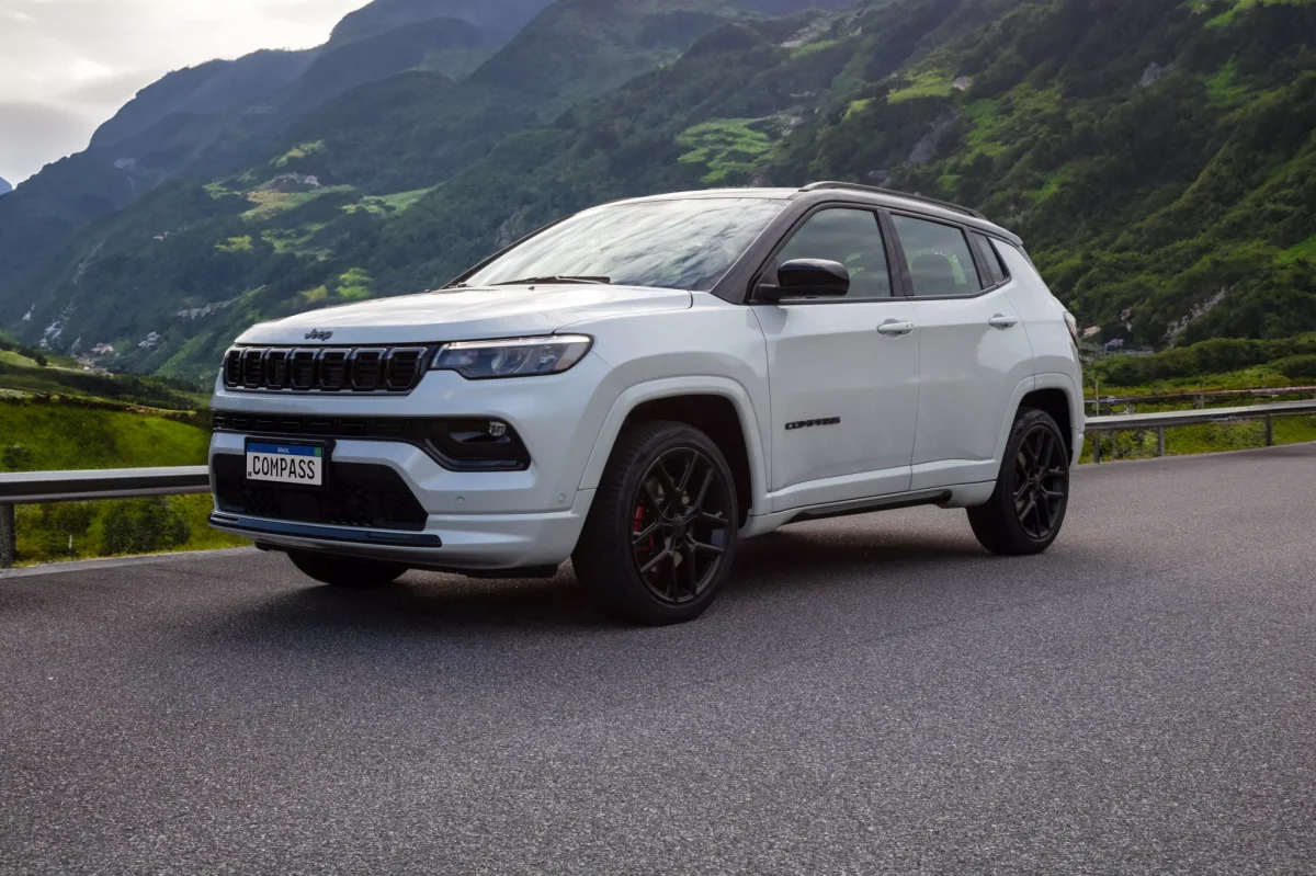 Jeep Compass Blackhawk na estrada com as montanhas ao fundo.