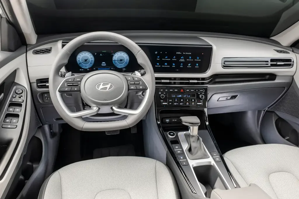 Imagem traseira do Hyundai Creta 2025 em ambiente externo.