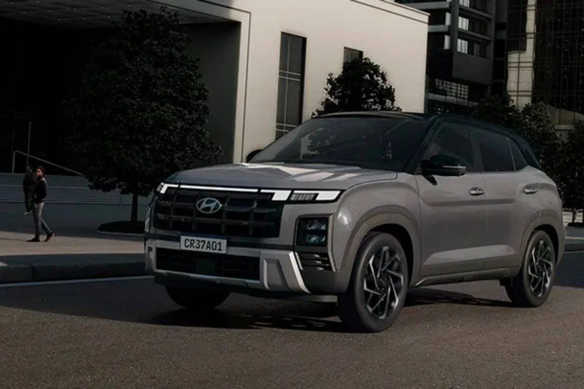 Imagem frontal do Hyundai Creta 2025 mostrando a nova grade e design de ilumina&ccedil;&atilde;o.