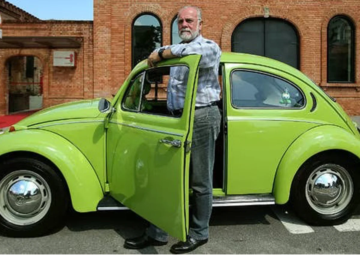Fusca verde estacionado