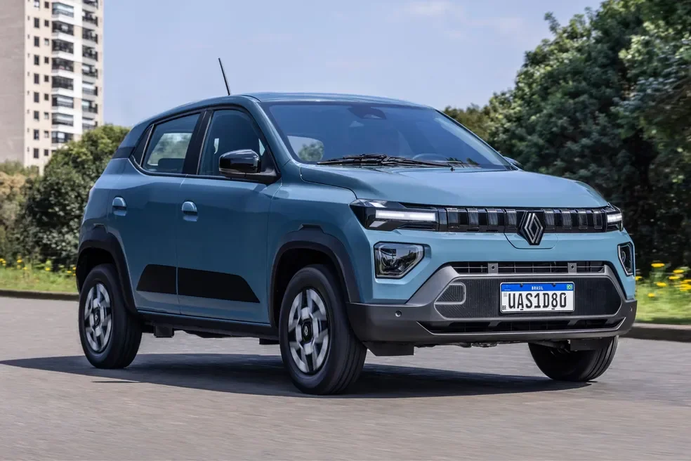 Renault Kwid E-Tech 2026 em vista diagonal dianteira.