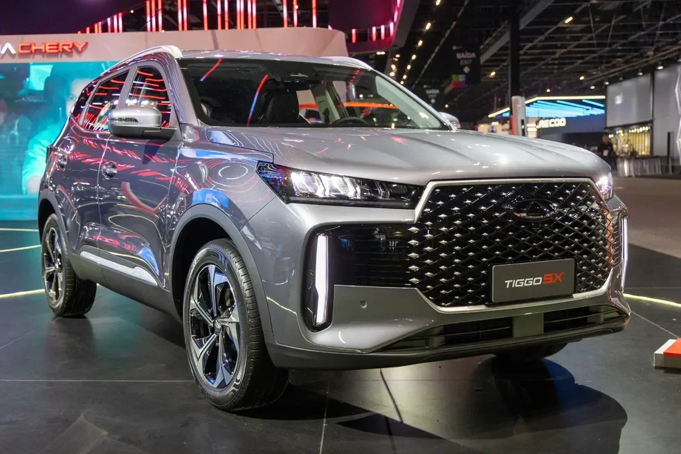 CAOA Chery Tiggo 5x exibido em um sal&atilde;o autom&oacute;vel.
