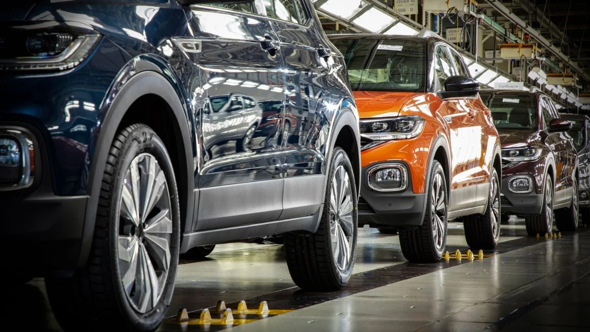 Linha de produ&ccedil;&atilde;o de carros em uma montadora.