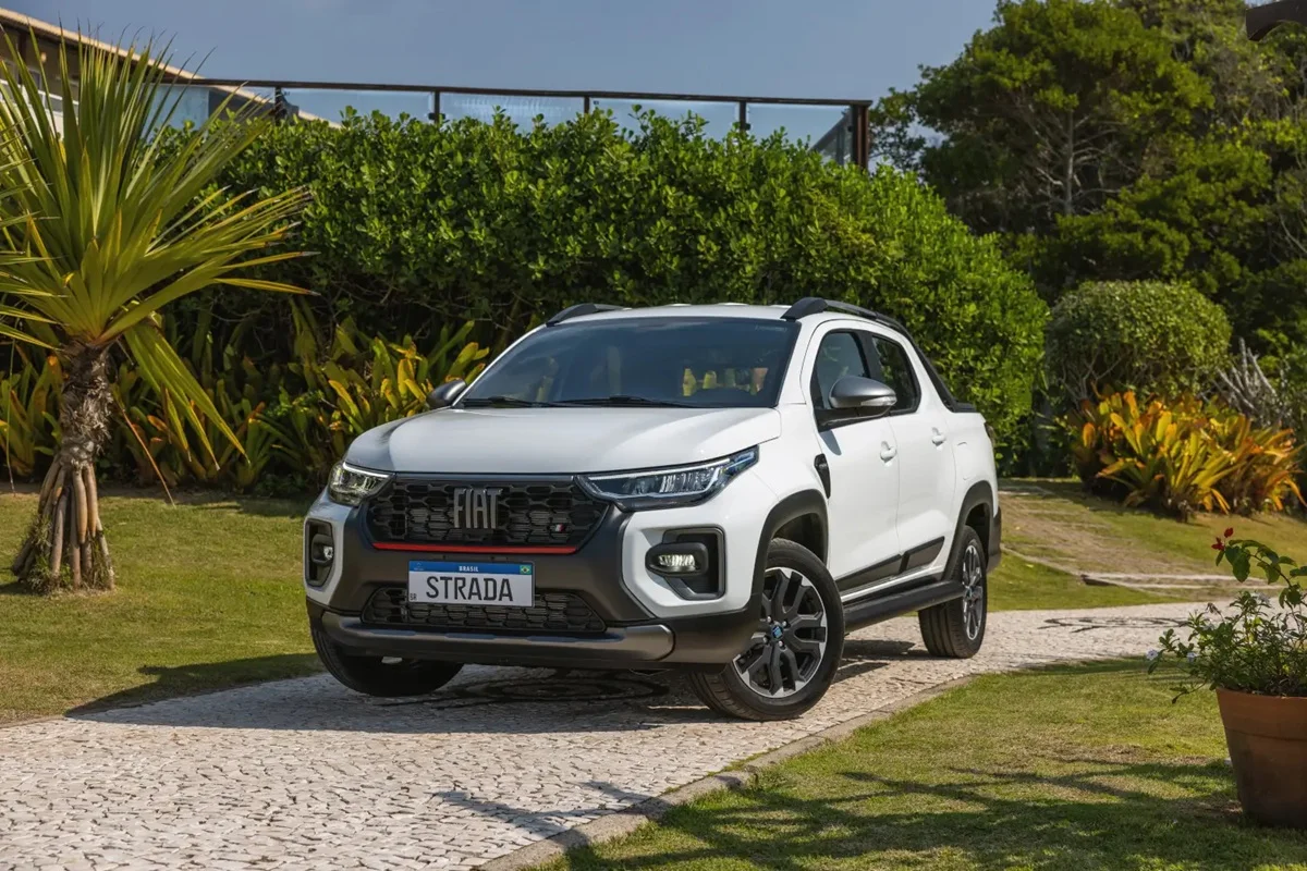 Fiat Strada estacionada em uma área externa