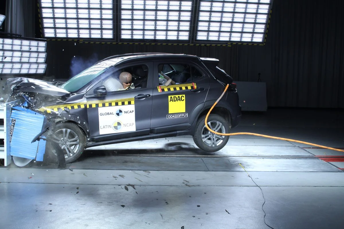 Testes de segurança automotiva em laboratório.