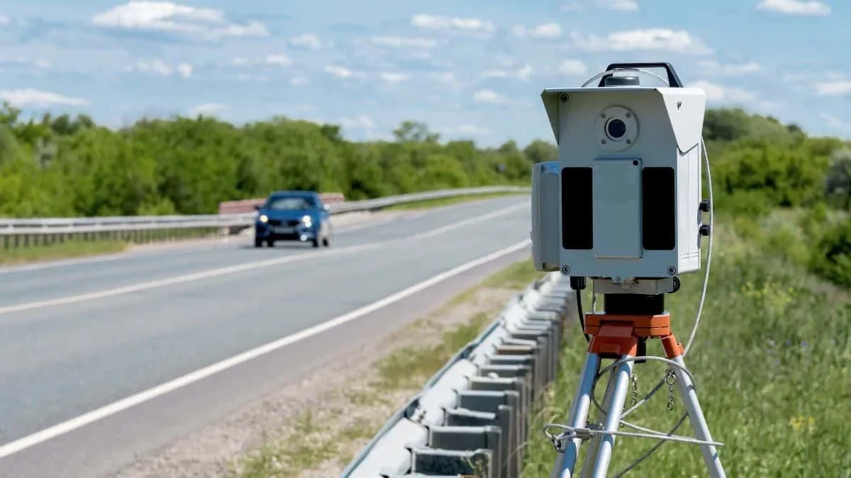 Equipamento de monitoramento em estrada.