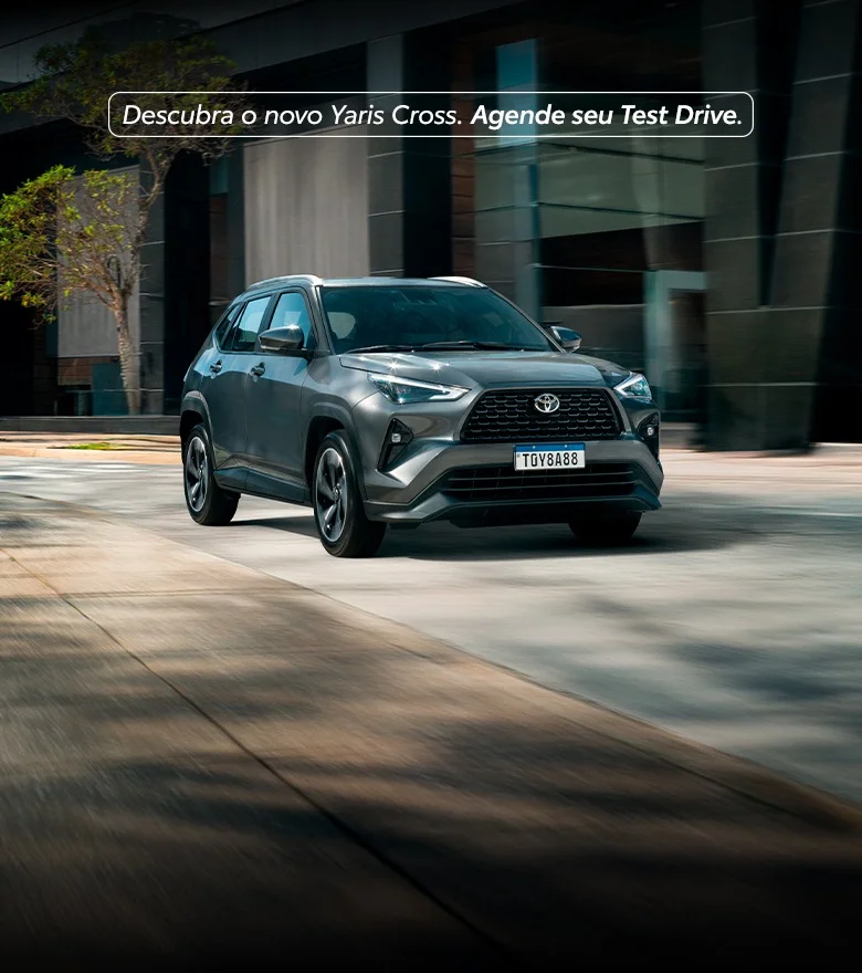 Interior moderno do Toyota Yaris Cross com bancos de couro