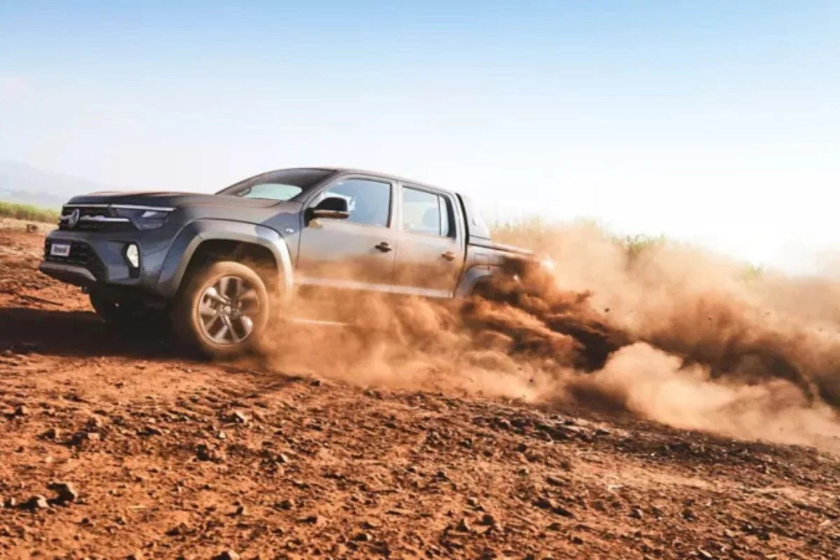 Volkswagen Amarok em ação na terra.