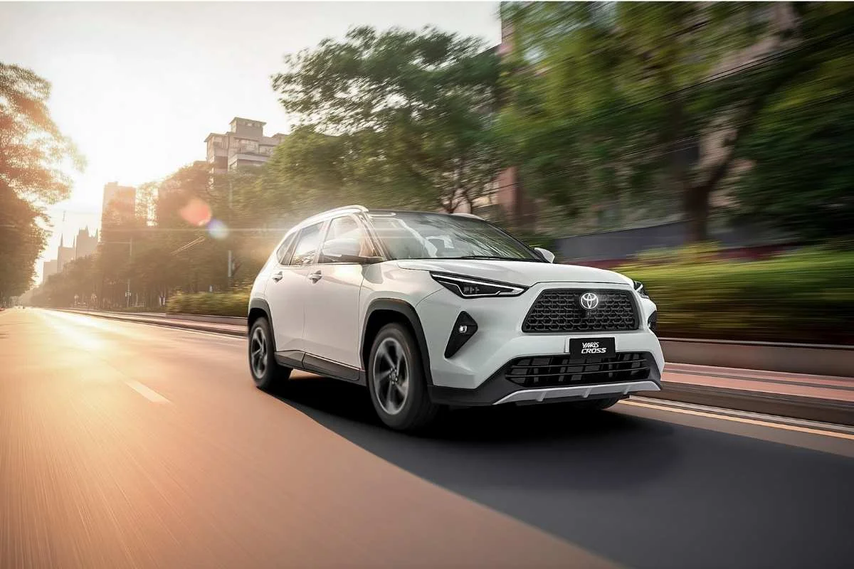 Toyota Yaris Cross em movimento em uma rua da cidade