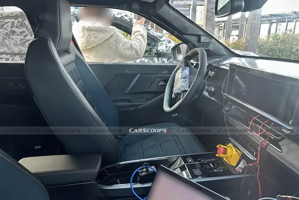 Interior do Fiat Fastback durante teste.