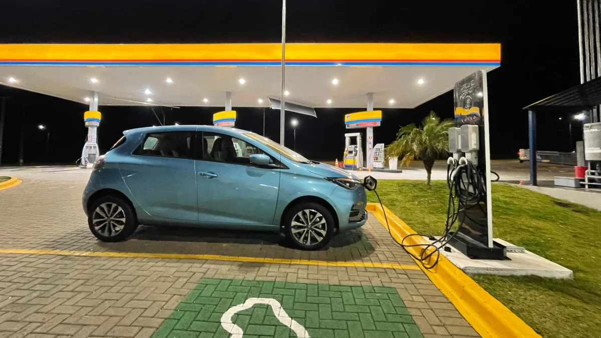 Carro elétrico estacionado em posto de recarga.