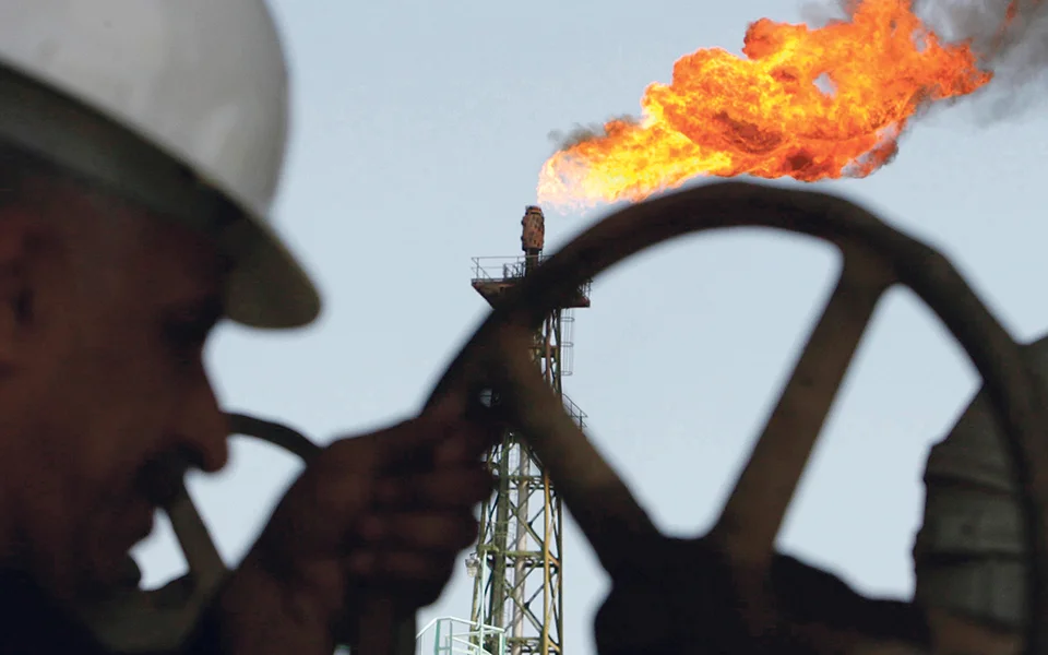 Chama de petróleo queimando.