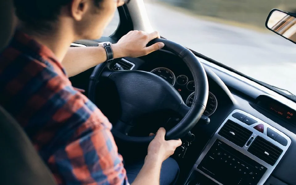 Pessoa dirigindo um carro.