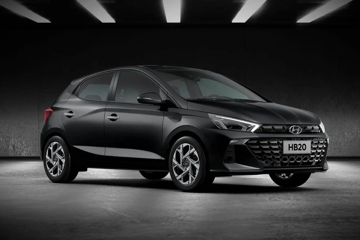 Hyundai HB20 em fundo escuro