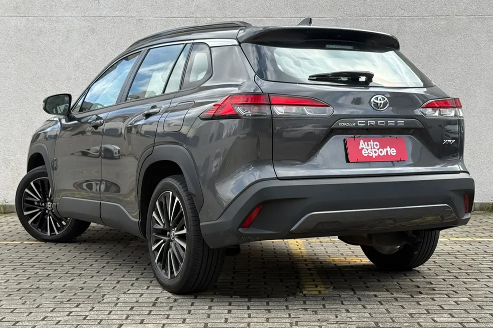 Toyota Corolla Cross XRX visto de traseira