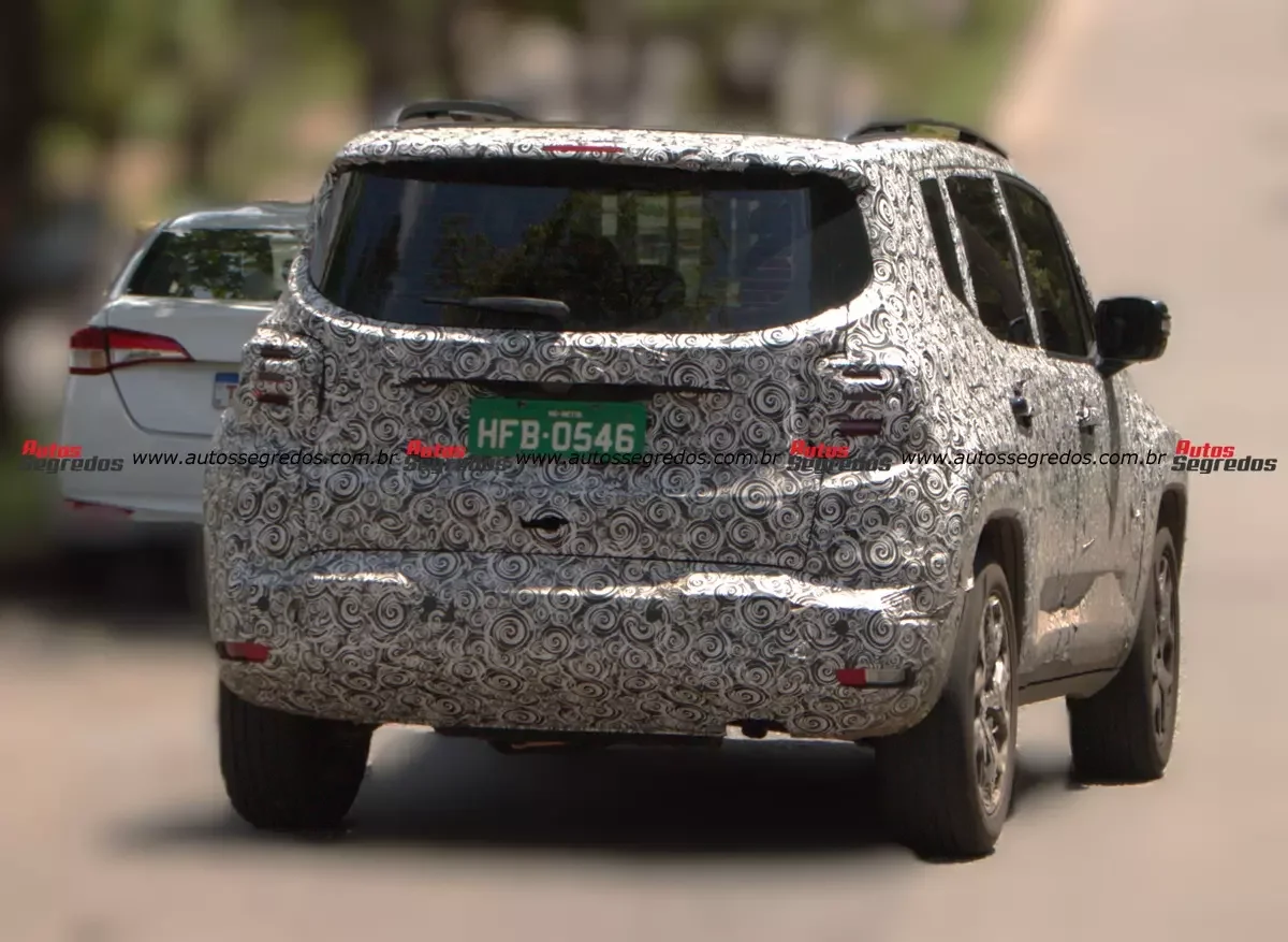 Jeep Renegade MHEV em destaque, capturado em flagrante.