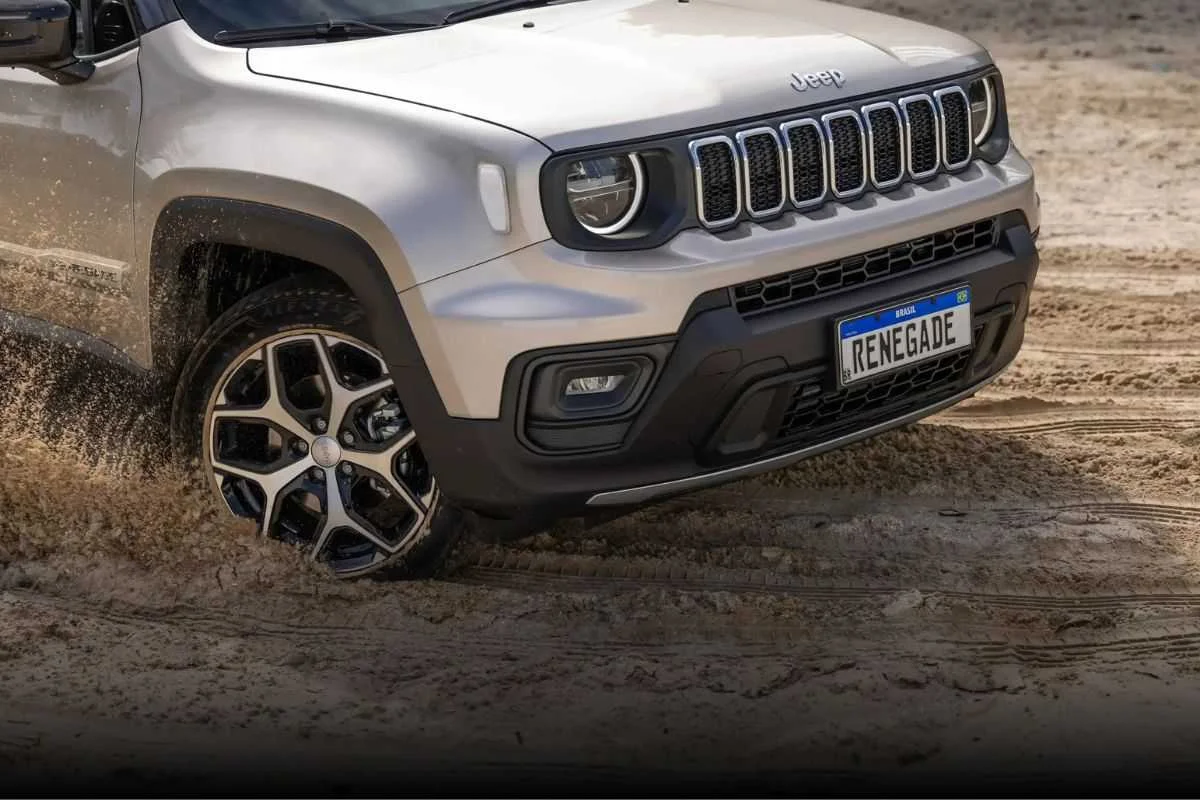 Jeep Renegade em ação na areia.