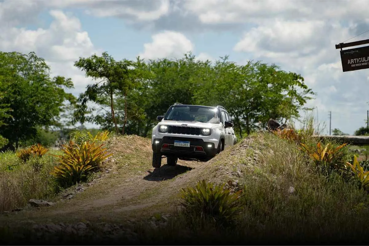 Jeep Renegade em trilha off-road.