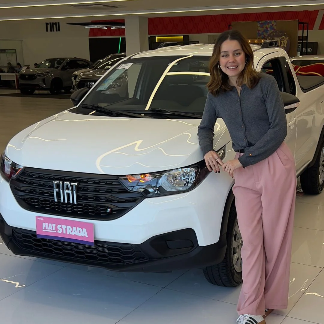 Imagem de uma Fiat Strada em uma concessionária