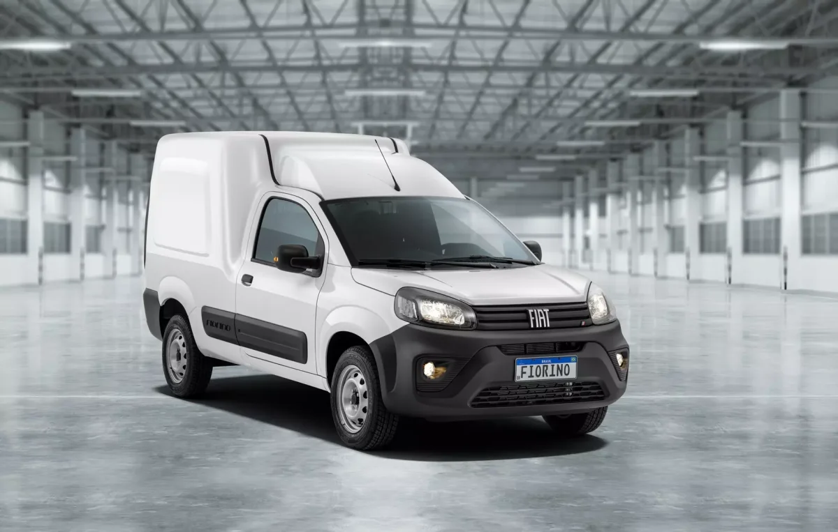 Imagem de um Fiat Fiorino em um espaço industrial