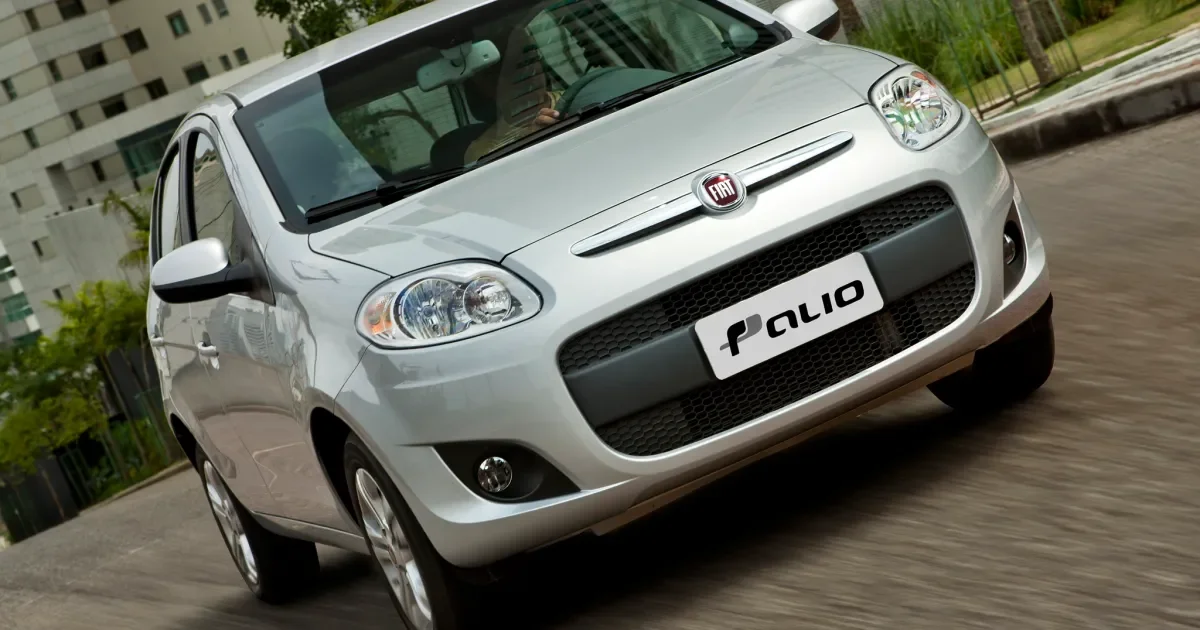 Imagem de um Fiat Palio Fire prateado.