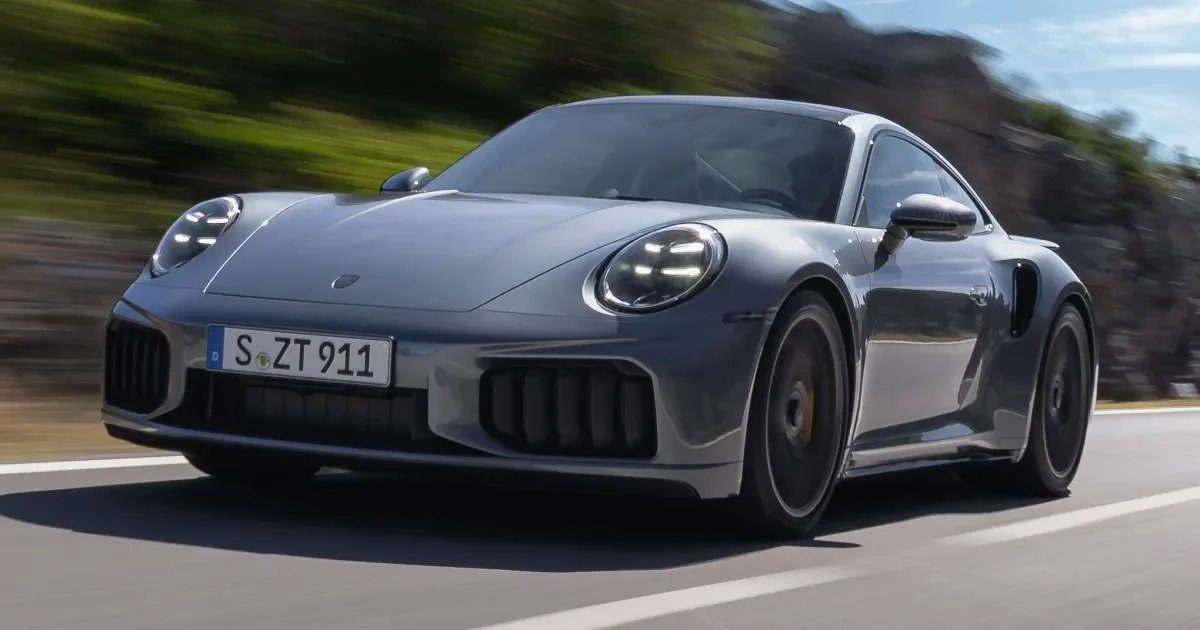 Imagem de um Porsche 911 Turbo S em movimento.