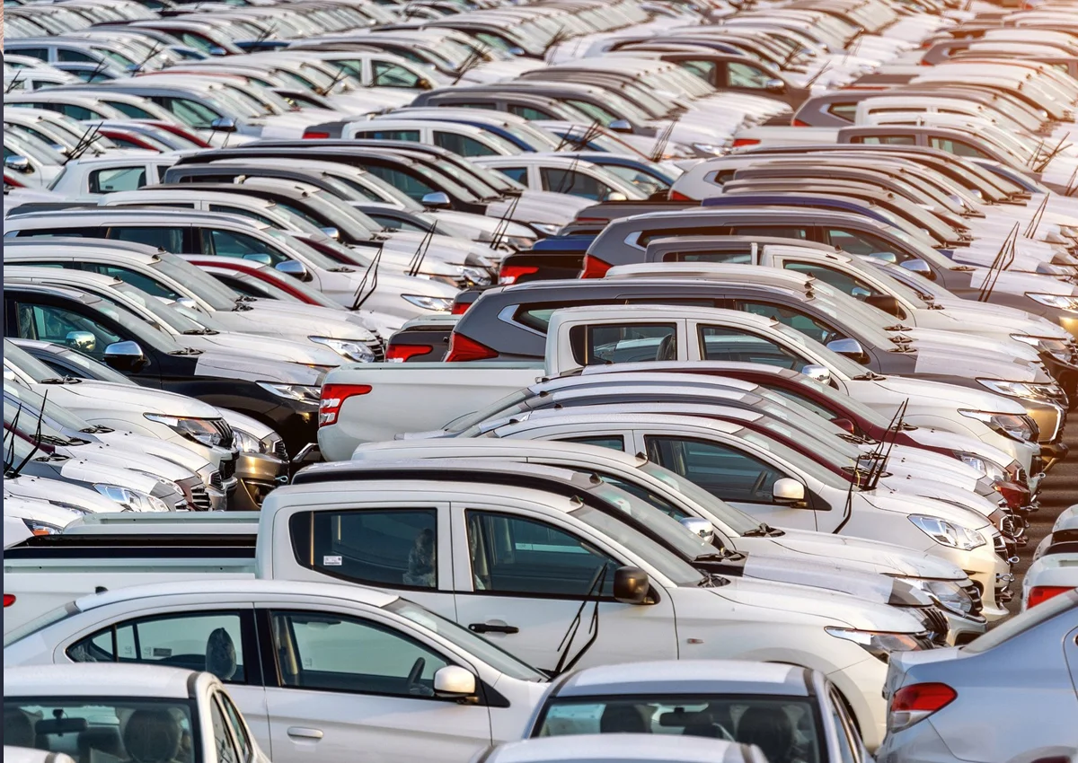 Pátio de carros usados.