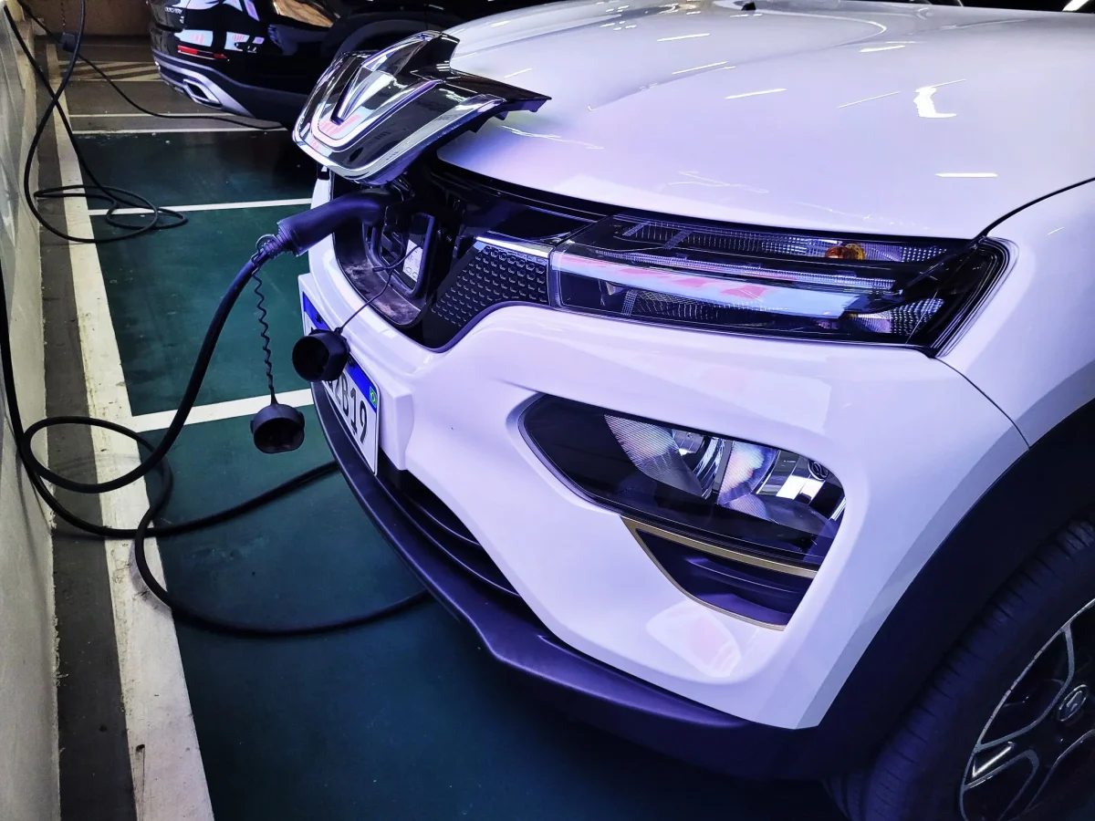 Renault Kwid E-Tech sendo recarregado em um shopping.