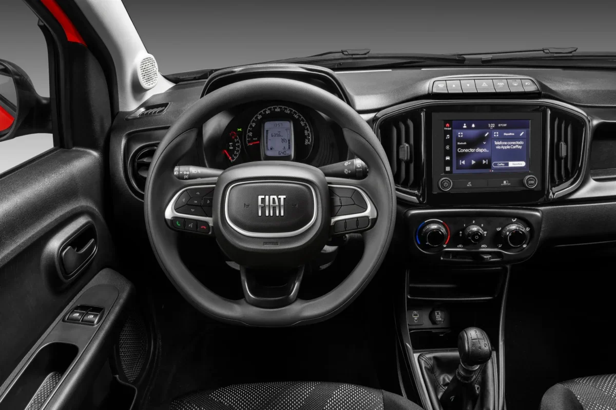 Interior do Fiat Mobi com painel e volante em destaque.