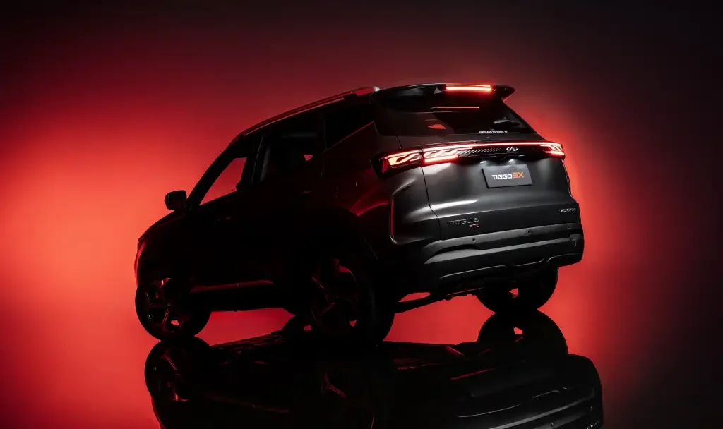 Caoa Chery Tiggo 5X com destaque para detalhes traseiros iluminados.
