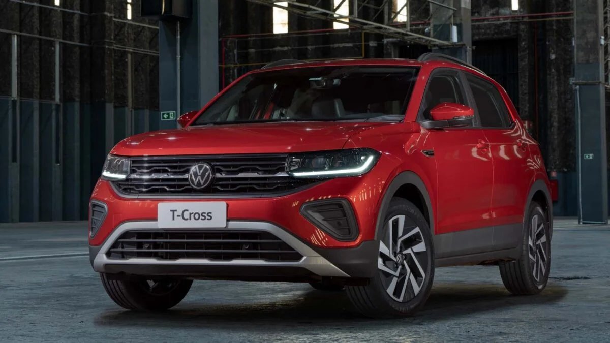 Volkswagen T-Cross estacionado em um ambiente industrial.