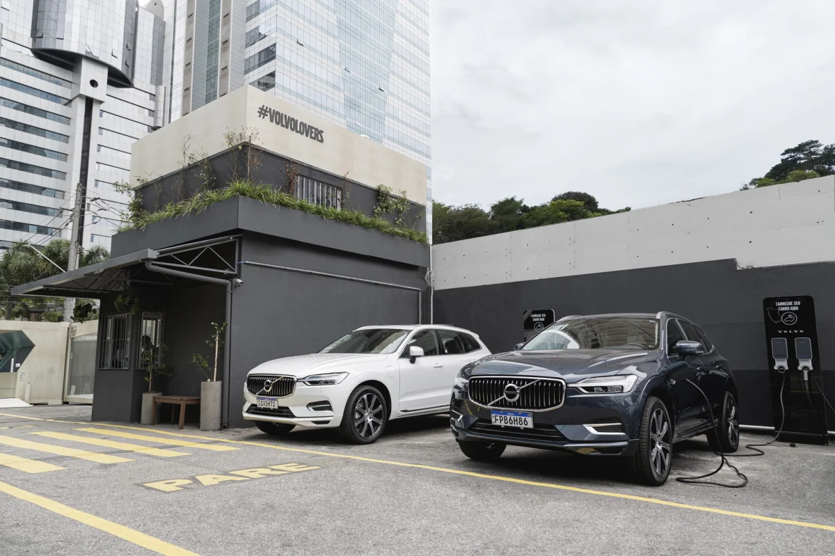 Carros Volvo em um ponto de carregamento.
