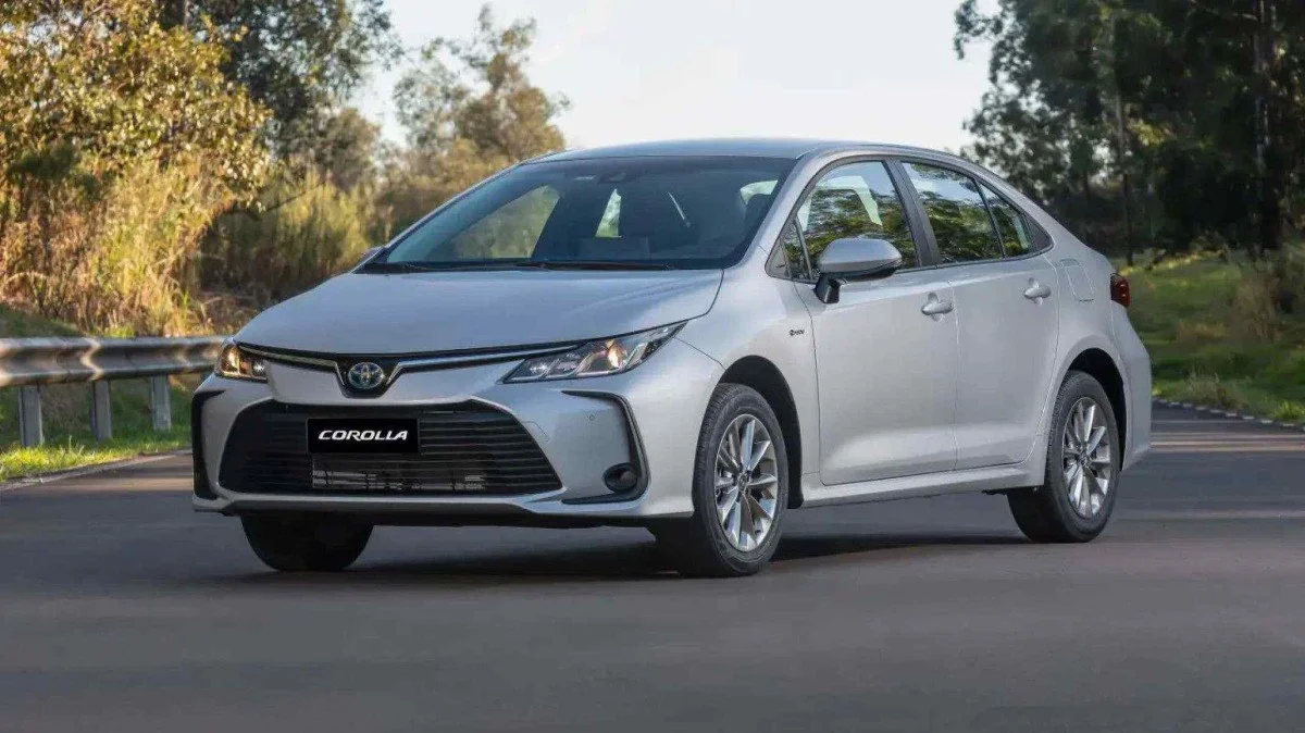 Toyota Corolla híbrido em destaque.