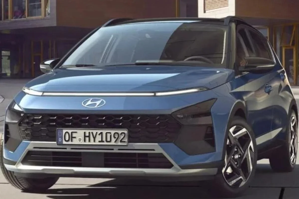 Vis&atilde;o dianteira do Hyundai Bayon com luzes de LED.