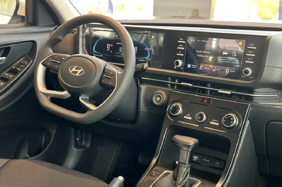 Painel interno do Hyundai Creta Comfort 2025.