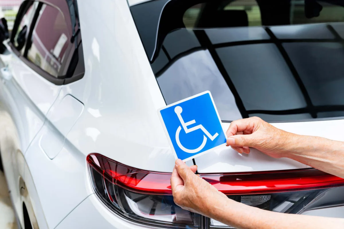 Carro adaptado para pessoas com defici&ecirc;ncia sendo utilizado.