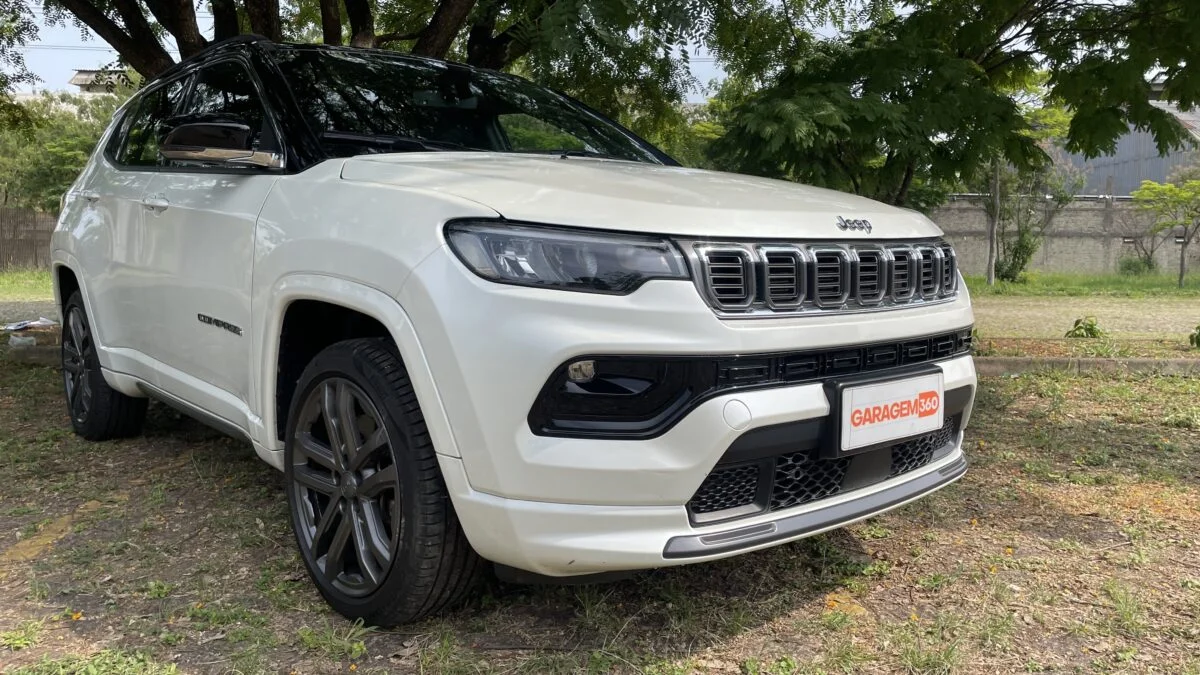 Jeep Compass branco estacionado em &aacute;rea externa