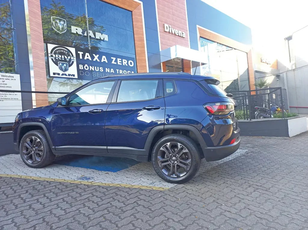 Jeep Compass em frente a uma concession&aacute;ria Jeep e Toyota