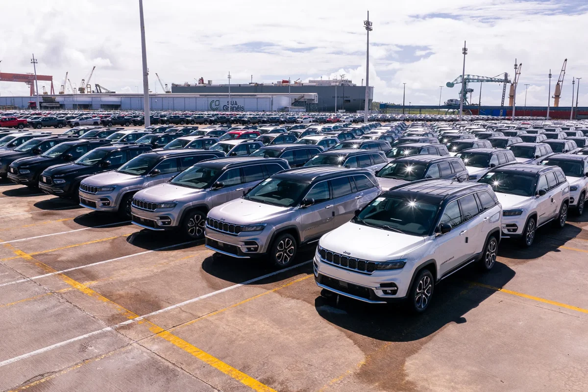 Lote de Jeeps compass estacionados em um porto