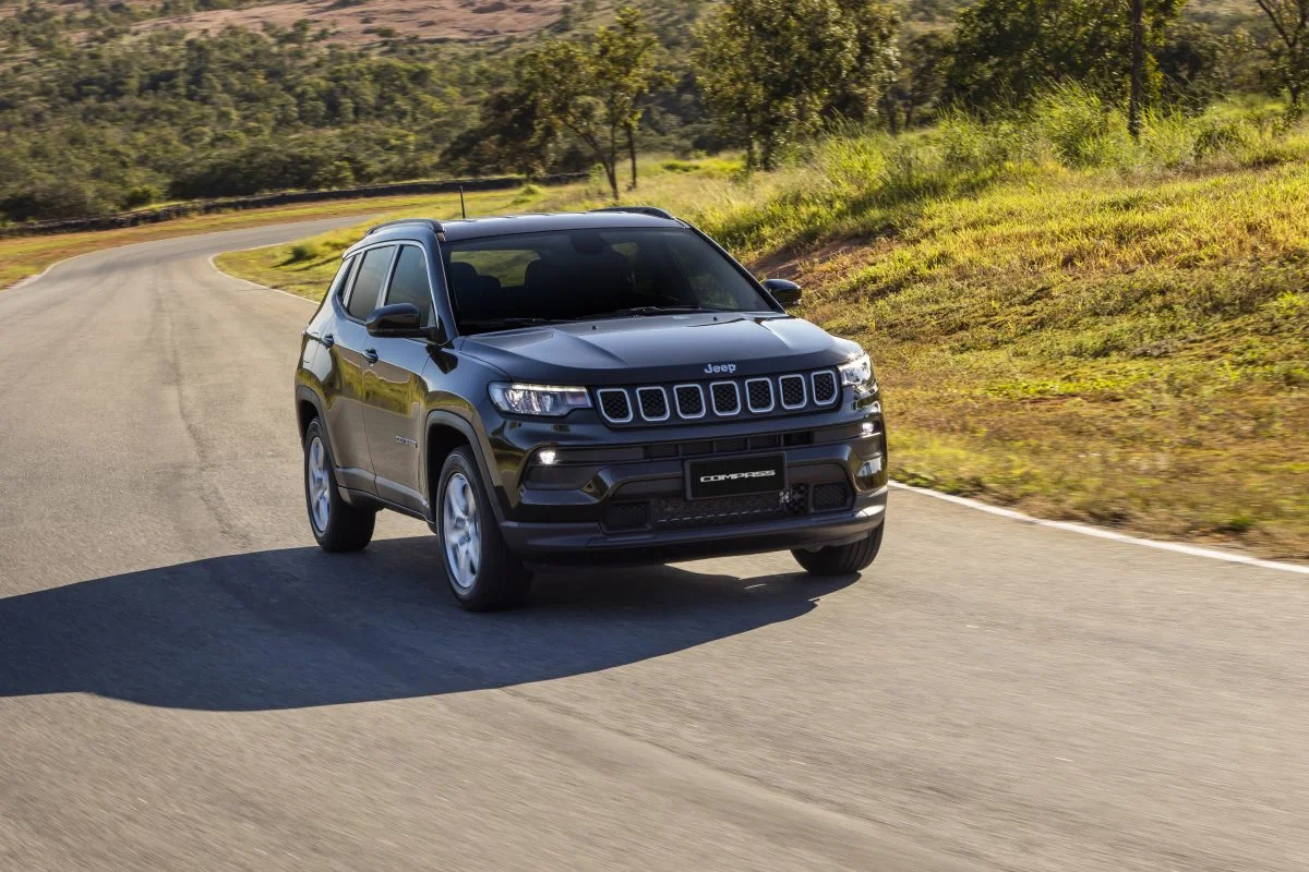 Jeep Compass rodando em uma estrada