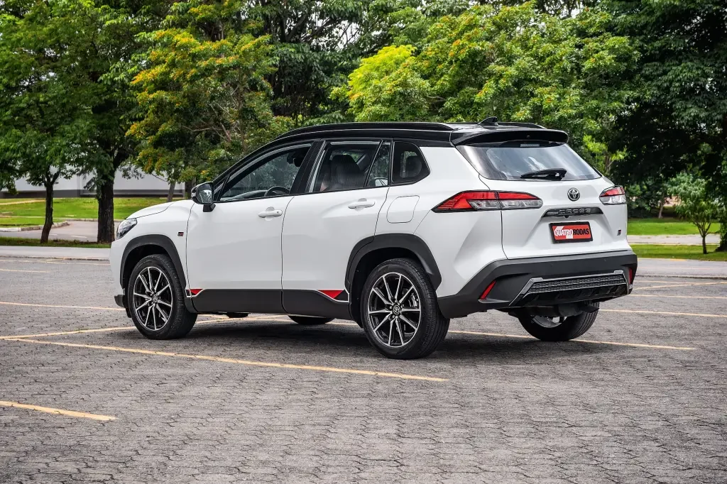 Imagem lateral do Toyota Corolla Cross em estacionamento