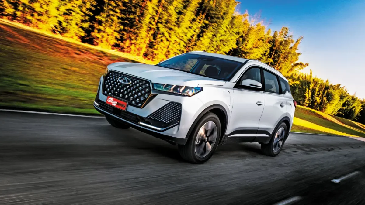 Caoa Chery Tiggo 7 Pro em movimento em estrada