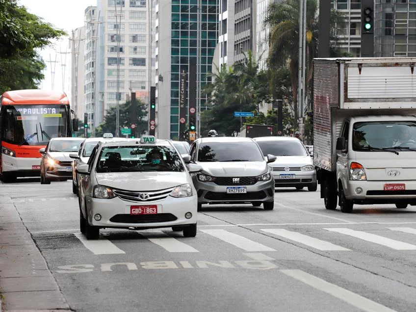 Tráfego de veículos em uma avenida movimentada.