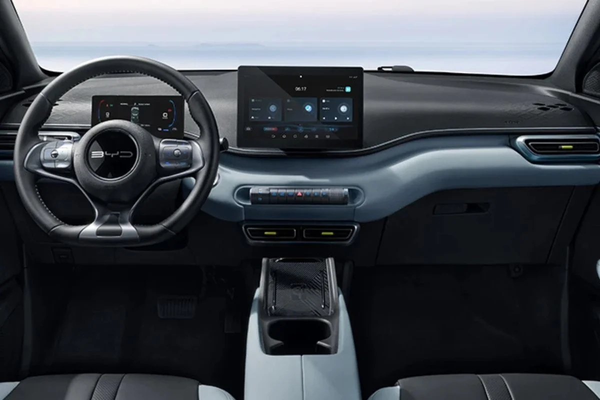 Interior do BYD Dolphin Mini com tela giratória