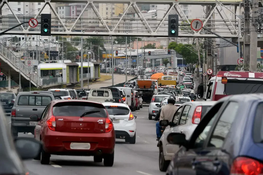 Trânsito urbano intenso