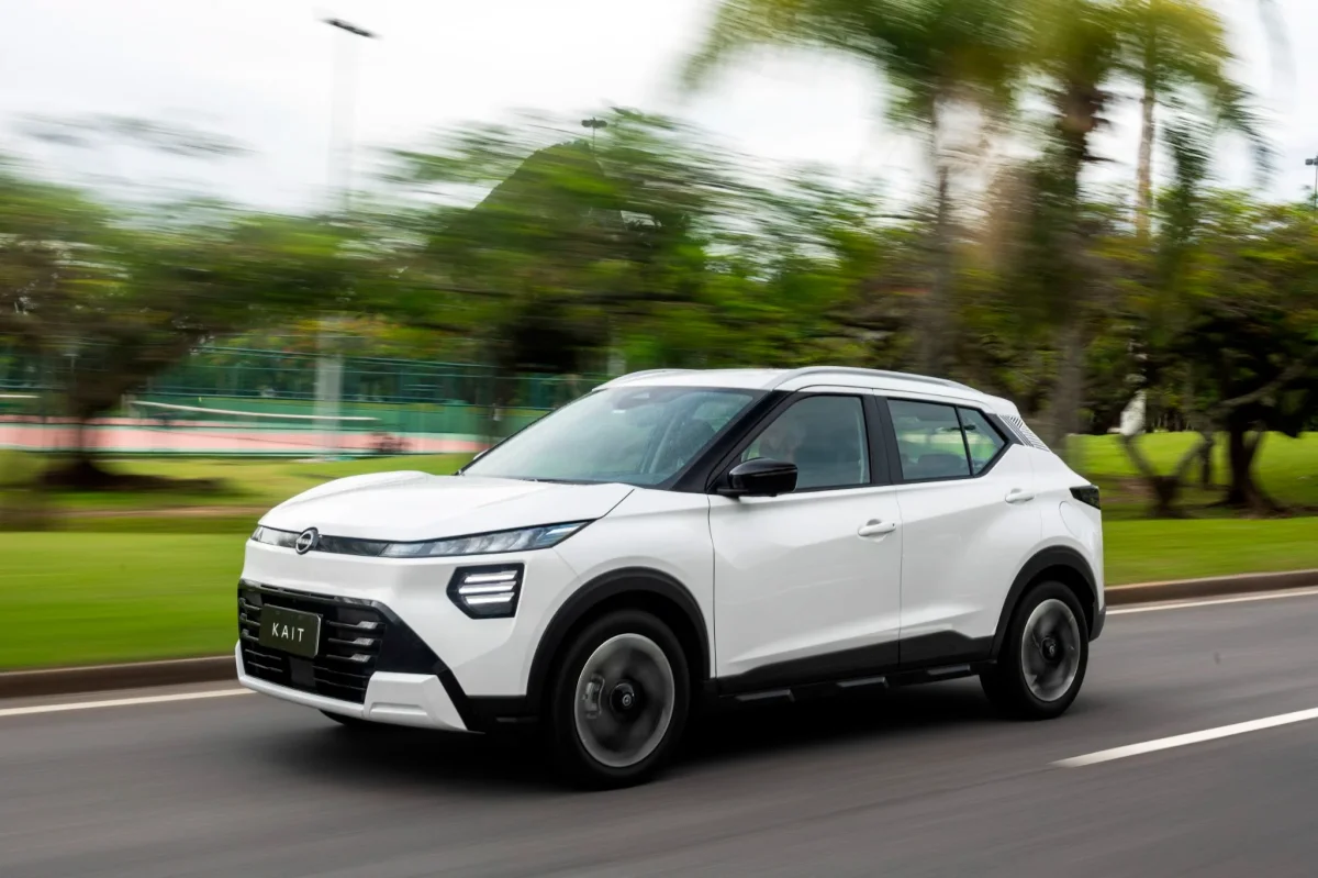 Carro Nissan Kait Exclusive 2026 em movimento.
