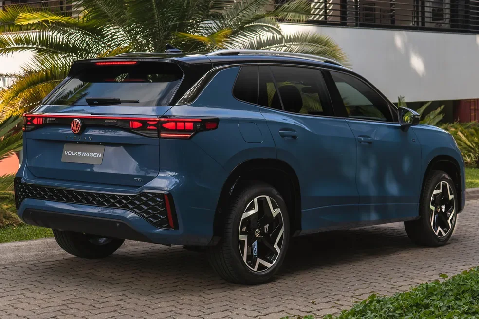 Traseira do Volkswagen Tiguan 2026 iluminada.