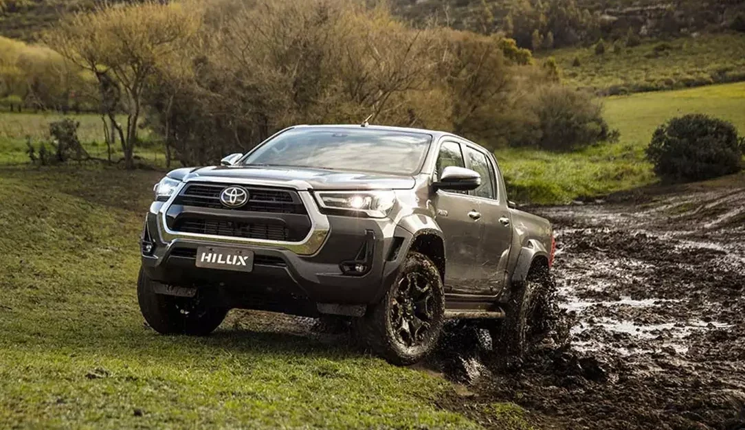 Toyota Hilux 2025 em terreno lamacento